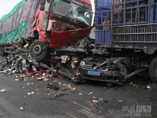 成都最新發(fā)生車禍?zhǔn)录疃冉馕?，成都最新車禍?zhǔn)录疃绕饰? class=